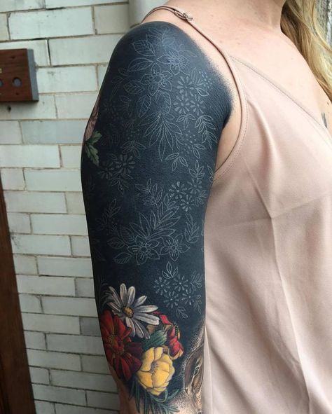 Background Flower Tattoo, Esther Garcia, Black White Tattoos, Blackout Tattoo, Background Flower, Flower Sleeve, Flower Tattoo Sleeve, Body Modification, Back Tattoo Women