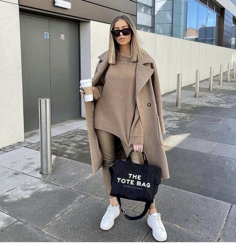 Comfy Airport Outfit, Tote Bag Outfit, Tote Outfit, Marc Jacobs Tote, Tote Bag Patters, Airport Outfit, Winter Outfit, Black Outfit, Daily Outfits