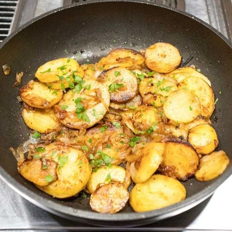 Potatoes Lyonnaise via /c2king/ Potatoes Lyonnaise, Lyonnaise Potatoes, French Side Dishes, Meals Without Meat, French Potatoes, Sauteed Potatoes, Easy Potato Recipes, Potato Sides, Vegan Sausage