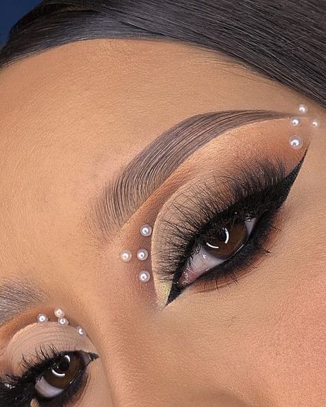 Maquillage Yeux Cut Crease, Prom Eye Makeup, Eye Makeup Styles, Cute Eye Makeup, Makeup For Black Skin, Eye Makeup Pictures, Glam Makeup Look, Eye Makeup Designs, Makeup Eye Looks