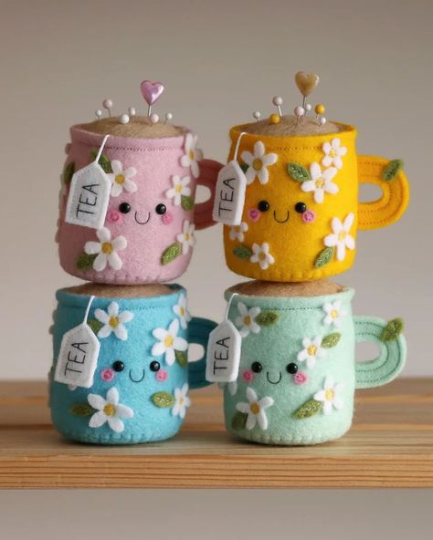 Sewing For Home, Teacup Pincushion, Felt Food Diy, Happy Daisy, Felt Crafts Patterns, Felt Gifts, Sewing Stuffed Animals, Felt Embroidery, Felt Patterns