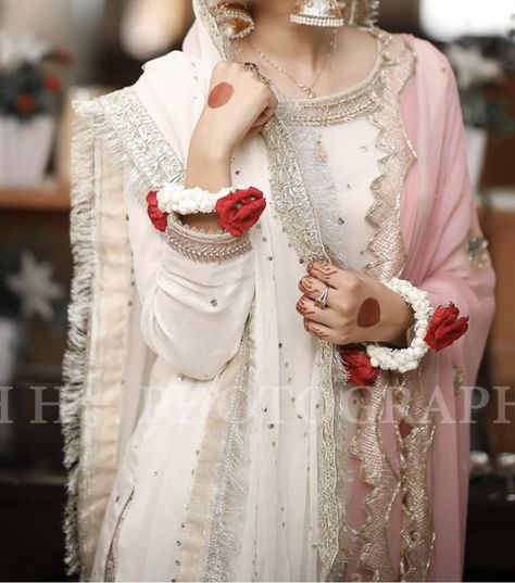 Nikkah Dress Pakistani White, Nikah Inspiration, Nikkah Dress Pakistani, Pakistani White Dress, Nikah Bride, Nikkah Brides, White Pink Dress, Nikkah Bride Dress, Pink Dress Outfit