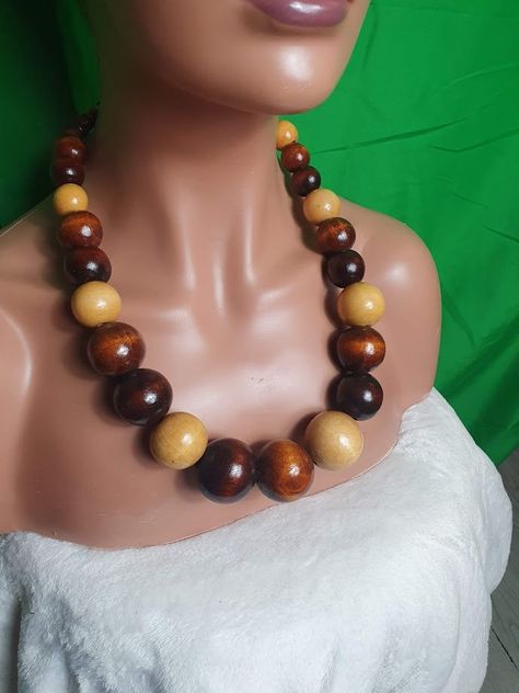 Collier perles en bois africain par AKERYRsJEWELLs sur Etsy African Necklaces, Wooden Bead Necklace, Wooden Bead Necklaces, Yellow Turquoise, Rose Rouge, Triangle Pattern, Ethnic Earrings, Wooden Earrings, Wood Jewellery