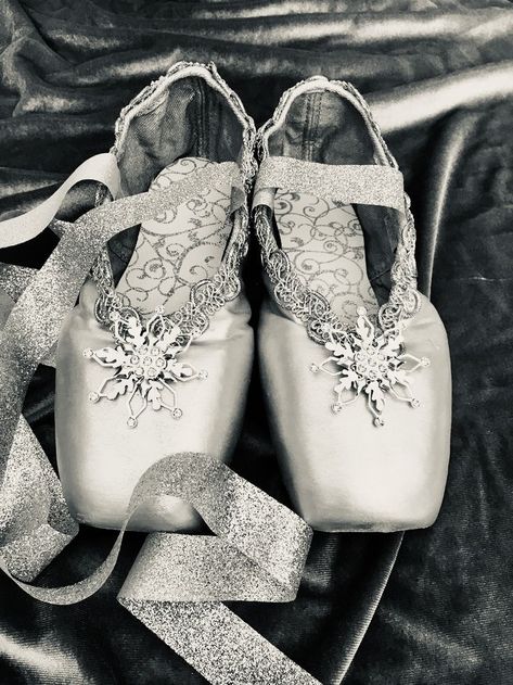 Decorated Pointe Shoes, The Nutcracker Ballet, Ballet Pointe Shoes, Ballerina Costume, Ballet Beauty, Ballet Inspiration, Ballet Clothes, Shoes Trendy, Shoe Crafts