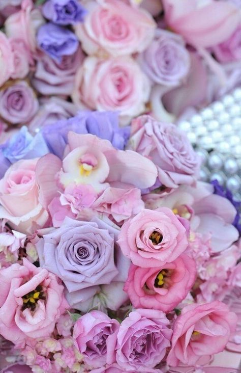 Flowers Spring Wedding Centerpieces, Pink Nature, Pastel Lilac, Lilac Wedding, Pastel Roses, Pink And Purple Flowers, Colorful Roses, Lavender Wedding, Love Rose