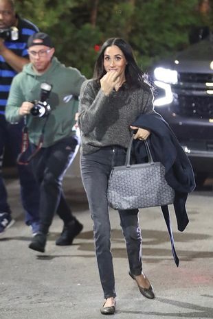 Meghan Markle Fall Style, Megan Markle Casual Outfits, Megan Markle Aesthetic, Meghan Markle Casual Outfits, Megan Markle Jeans Outfit, Meghan Markle Jeans, Meghan Markle Casual Style, Meghan Markle Handbag, Meghan Markle Street Style