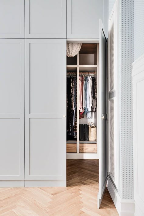 Build In Closet Bedroom, Armoire Entree, Bedroom Built In Wardrobe, Walking Closet, Build A Closet, Murphy Beds, Wardrobe Design Bedroom, Bedroom Wardrobe, Closet System