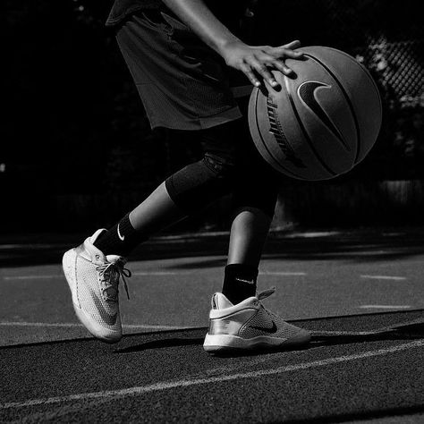 •I can taste it, my heart’s breakin’, please don’t say      》That you know, when you know I can’t take it, I’m impatient, tell me,    baby~ Now I know, you should go. Bola Jaring, Basketball Background, Ball Aesthetic, Bola Basket, Fotografi Digital, Basketball Is Life, Basketball Photography, Basketball Wallpaper, Kids Basketball