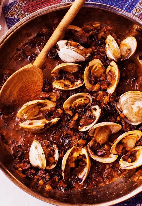 Easy Clams and Chorizo Recipe Clams And Chorizo Recipe, Chorizo Recipes, Ciabatta Bread, Vidalia Onions, Fennel, Peas, Easy Dinner, Seafood Recipes, Seafood