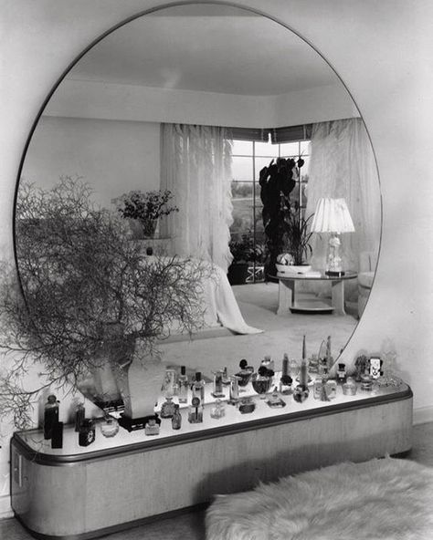 Dream vanity Los Angeles home of Eleanor Penner designed by Paul T. Frankl | circa 1938  #paulfrankl #1930sdesign #1930sarchitecture Interior Art Deco, Arte Art Deco, Art Deco Bathroom, Dekor Diy, Dekorasi Kamar Tidur, Art Deco Table, 아파트 인테리어, Art Deco Lighting, Deco Furniture