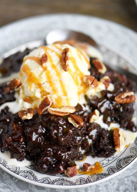 Fabulously gooey and outrageously delicious, these Slow Cooker Hot Fudge Turtle Brownies are going to rock your world! Hot fudge sauce, caramel, pecans, and gooey brownies come together for one irresistible dessert! // Mom On Timeout Slow Cooker Brownies, Crockpot Dessert, Crockpot Cake, Homemade Brownies Easy, Turtle Brownies, Crockpot Dessert Recipes, Slow Cooker Recipes Dessert, Slow Cooker Apples, Crock Pot Desserts