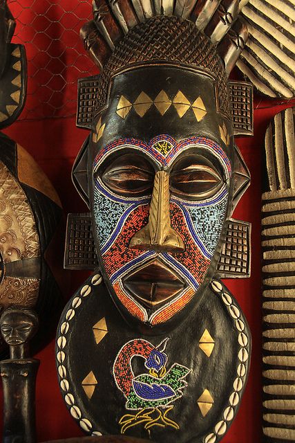 souvenir mask, Hartbeespoort market, South Africa. Photo: Ann Cameron, crafty1tutu (Ann) via Flickr Aztec Drawing, Aboriginal Dot Art, African Artwork, Mask Painting, Afrikaanse Kunst, African Spirituality, African Home Decor, African Mask, African Textiles