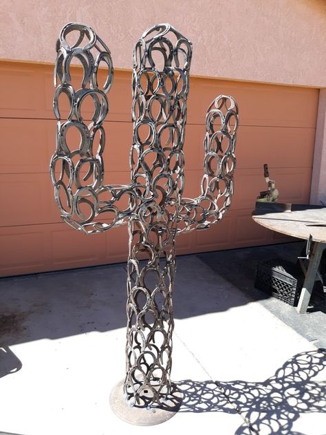 7 ft cactus Horseshoe Garden Art, Horseshoe Cactus, Horse Shoe Nails, Art Fer, Cool Welding Projects, Horseshoe Crafts Projects, Cactus Craft, Viking Belt, Welding Crafts