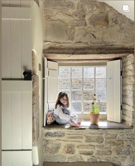 Cottage Ideas Interior, Provence House, Stone Walls Interior, Window Seat Design, Cottage Windows, Window Nook, Country Kitchen Designs, Stone Cottages, Barn Interior