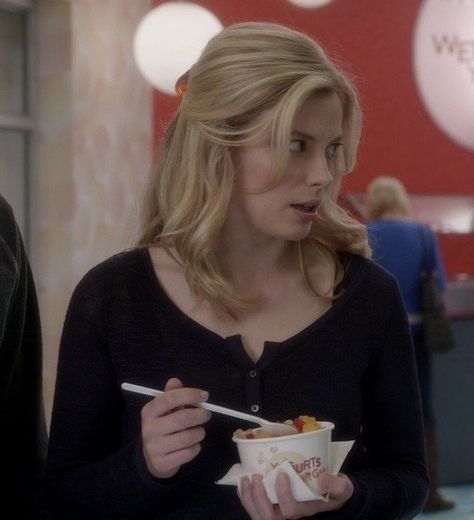 Britta perry is eating yogurt with Annie Edison. She’s the cutest Britta Perry, Annie Edison, Community Memes, Queer Platonic, Gillian Jacobs, Community Tv Show, Gillian Jacob, Shocked Face, Community Tv