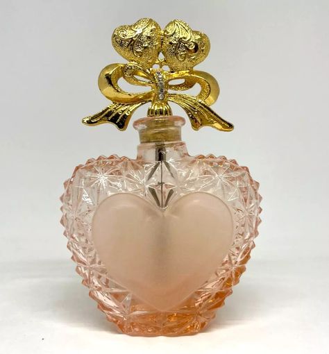 Vintage Ornate Heart Shaped Pink Glass Perfume Bottle w/Gold Metal Stopper | eBay Heart Shaped Perfume Bottle, Vintage Perfume Bottles Aesthetic, Unique Perfume Bottles, Witch Cafe, Heart Bottle, Evening Eye Makeup, Vintage Perfumes, Light Language, Pretty Perfume Bottles