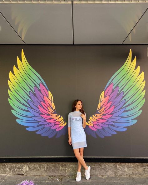 Photo Session Ideas, Angel Wings Wall Art, Wall Street Art, Cafe Wall Art, Angel Wings Wall, Art Studio Design, Wings Drawing, School Murals, Wall Painting Decor