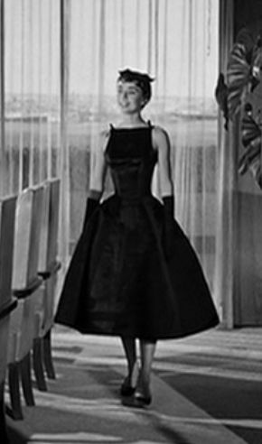 Audrey Hepburn in Sabrina - Little Black Dress Audrey Hepburn Black Dress, Sabrina Audrey Hepburn, Vestidos Color Pastel, Audrey Hepburn Style Dresses, Audrey Hepburn Dress, Aubrey Hepburn, Audrey Hepburn Photos, Sabrina Dress, Trendy Party Dresses