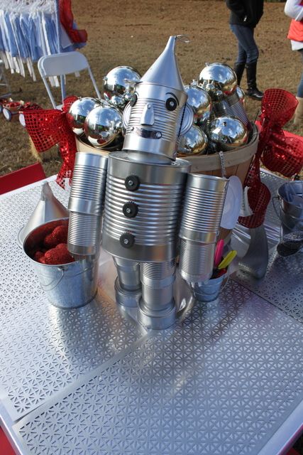 Party decor ~ Tinman made from tin cans ❤  How cute is this?? I guess that is a metal funnel on his head & you could add a tiny oil can just in case it rains :o)) Wizard Of Oz Party Ideas, Wizard Of Oz Birthday Party, Wizard Of Oz Birthday, Wizard Of Oz Party, Wizard Of Oz Decor, Gala Ideas, Magical Land, The Wonderful Wizard Of Oz, Diy For Men