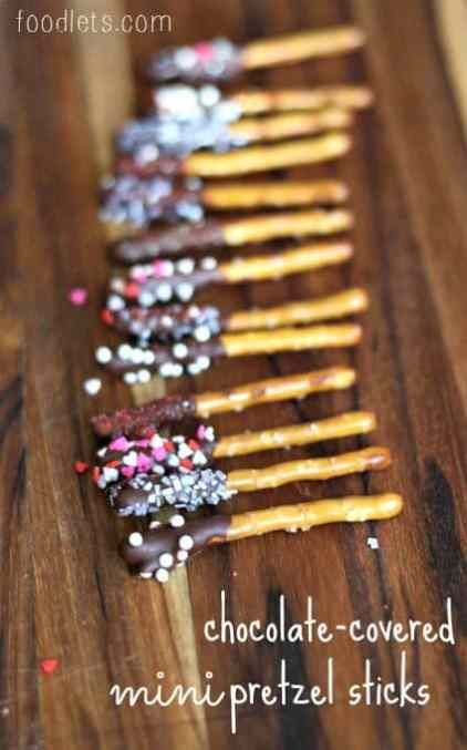 Chocolate Covered Pretzel Sticks, Christmas Diy Food, Diy Christmas Treats, Christmas Pretzels, Portion Size, Chocolate Covered Pretzel Rods, Pretzel Dip, Mini Pretzels, Pretzels Recipe