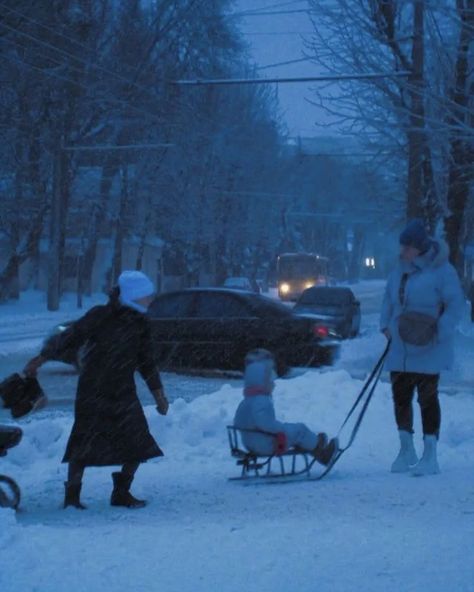 Old Christmas Photos, Aesthetic Christmas Decorations, Childhood Aesthetic, Soviet Christmas, Christmas In Europe, Russian Winter, Nostalgia Aesthetic, Feeling Nostalgic, European Aesthetic