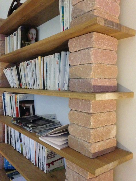 Une bibliothèque sur mesure à réaliser soi-même - Home and Office Design Brick Shelves, Home Design Diy, Bookshelf Design, Bookshelves Diy, Hallway Ideas Entrance Narrow, Diy Shelves, Home Library, Book Shelf, Home Deco