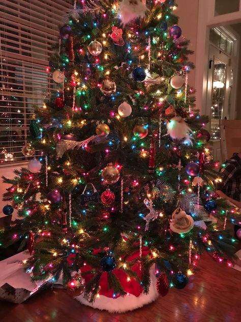 Messy Christmas Tree, Color Schemes For Christmas Trees, How To Decorate A Christmas Tree With Multi Colored Lights, Tacky Christmas Tree, 90s Christmas Tree Aesthetic, 90s Christmas Aesthetic Decor, 2000 Christmas Aesthetic, Colorful Christmas Tree Decorations, 1990s Christmas Tree