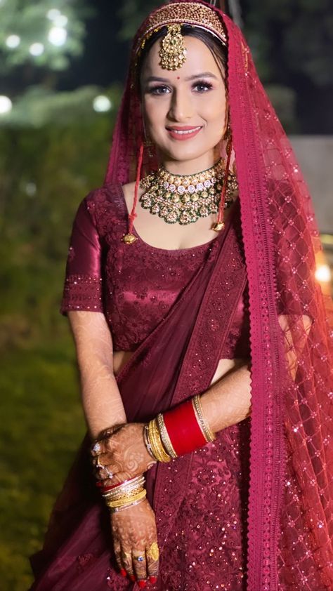 Kashmiri Pandit Bride, Shadi Lehenga, Kashmiri Bride, Wedding Lehangas, Kashmir Culture, Kashmiri Wedding, Kashmiri Pandit, Reception Couple, Bright Outfit