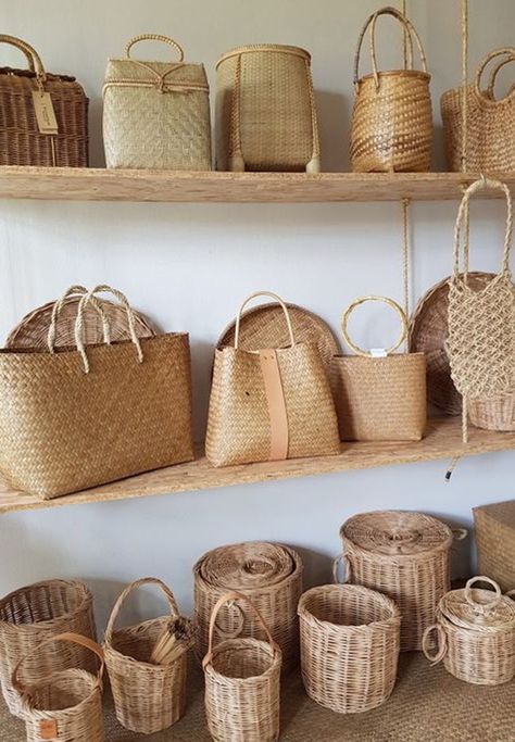 Wicker Basket Ideas, Wicker Crafts, Anyaman Bambu, Rattan Baskets, Basket Bags, Bamboo Decor, Jute Basket, Natural Baskets, Bamboo Crafts