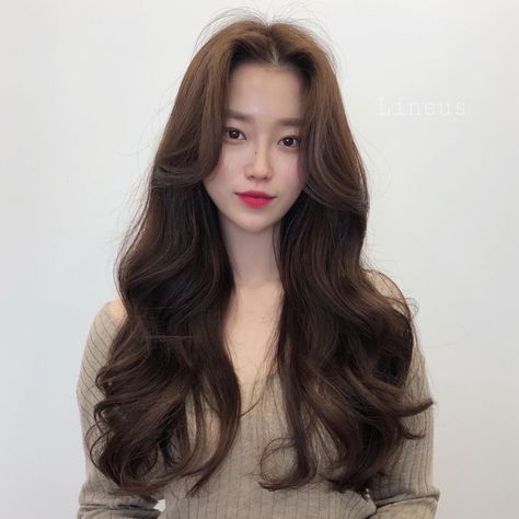 Korean Curtain Bangs, Korean Wavy Hair, Zicxa Photos, Korean Long Hair, Bangs Wavy Hair, How To Style Bangs, Long Hair With Bangs, Long Wavy Hair, Short Hair With Bangs