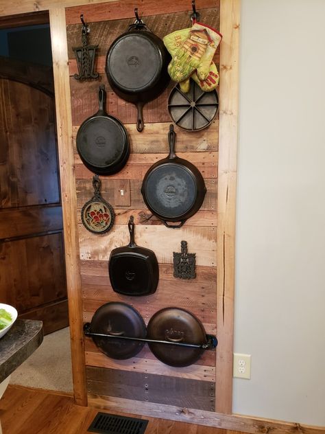 Pallet Wall For Cast Iron, Cast Iron Rack Wall, Pot And Pan Hanger Wall Mount, Cast Iron Stove Repurposed, Hanging Iron Skillets On Wall, Cast Iron Skillet Wall Hanger, Cast Iron Skillet Display Ideas, Storing Cast Iron Skillets, Hanging Cast Iron Skillets On Wall