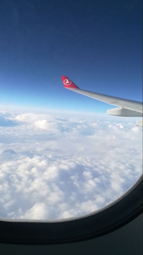 Turkish Airlines Fake Story, Air Turkish, Aviation Aesthetic, Travel To Dubai, Air Arabia, Aviation Mechanic, Photo Avion, Istanbul Turkey Photography, Airplane Window View