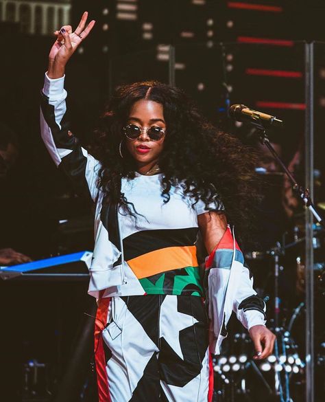 H.e.r Singer, Women Wallpaper, R Wallpaper, R&b Artists, H.e.r Aesthetic, Photo Wall Collage, Dangerous Woman, Female Singers, Black Is Beautiful