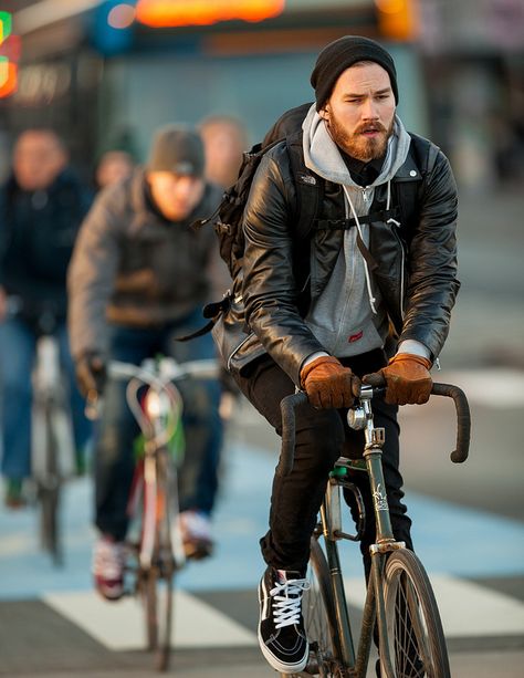 Copenhagen Bikehaven by Mellbin - 2014 - 0202 Urban Cycling Fashion, Urban Bike Style, Estilo Vans, Commuter Cycling, Bike Fixie, Bike Commuting, Cycling Inspiration, Cycling Photography, Urban Cycling