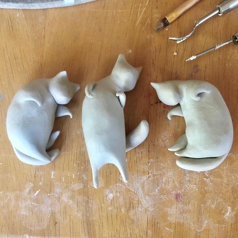 Cat Clay Sculpture, Cute Pottery Ideas, Pottery Making Ideas, Cute Clay Animals, Ceramics Cat, Cat Ceramics, Cat Clay, Cat Pottery, Ceramic Cats