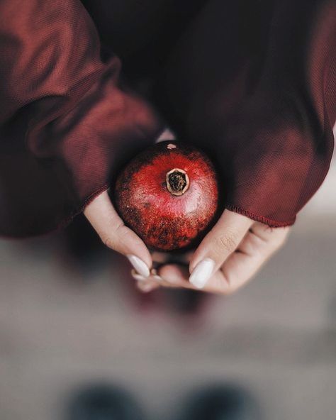 Yalda Night Video, Pomegranate Pictures, Persephone Art, Islamic Photo, Yalda Night, Anniversary Photography, Persian Garden, Laser Cut Wood Earrings, Food Photography Tips