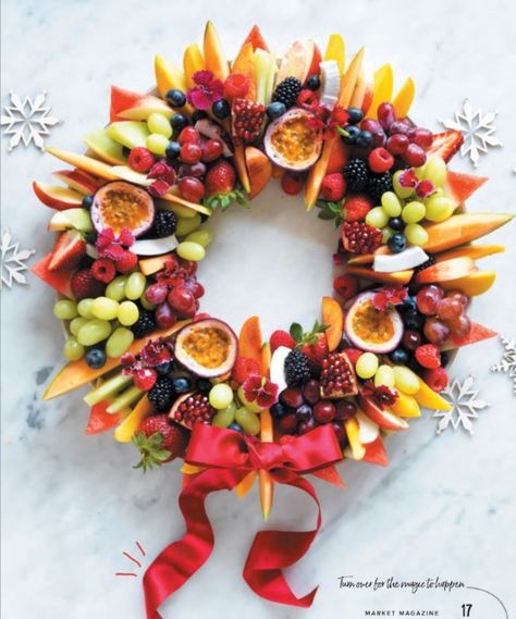 Fresh Fruit Cake, Fruit Appetizers, How To Temper Chocolate, Fruit Wreath, Christmas Fruit, Charcuterie Recipes, Christmas Appetizers, Fruit Cake, Christmas Desserts