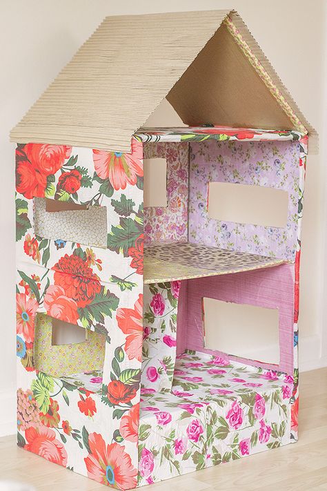 Making A Doll's House From A Cardboard Box Cardboard Box Houses, Cardboard Dollhouse, Cardboard Box Crafts, Cardboard Toys, Diy Photo Frames, Diy Xmas Gifts, Mini Doll House, Doll House Crafts, Dollhouse Projects