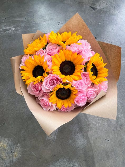 Sunflower And Rose Bouquet, Scenery Aesthetic, Birthday Flowers Bouquet, Luxury Flower Bouquets, Pink Rose Bouquet, Flower Bouquet Diy, Flower Gift Ideas, Boquette Flowers, Flowers Bouquet Gift