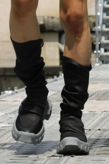 Rick Owens Spring 2018: Paris Fashion Week Men’s Rick Owens Platform, Platform Shoes Men, Gothic Mode, Boots Outfit Men, Paris Fashion Week Men, Slouch Boots, Aqua Shoes, Slouched Boots, Rubber Boots