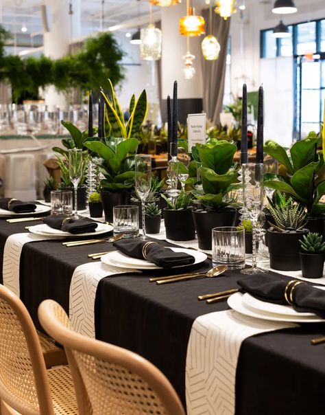 Masculine Table Settings, Black Boho Party Decor, Black And Green Tablescape, Masculine Dinner Party Table Settings, Masculine Birthday Party Decorations, Black Themed Birthday Party Decorations, Wedding Table Settings Buffet, Pretty Table Setting Ideas, Masculine Party Decor