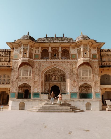 For on of the Best Photo and most beautiful spots in Jaipur visit Amber Palace/Amer Fort! Its a must see in Rajasthan, India, as apart of a Golden Triangle Itinerary! Indian Fort, Amber Palace, Rajasthan Travel, Jaipur Travel, Amer Fort, India Trip, Indian Illustration, Historical Places, Golden Triangle