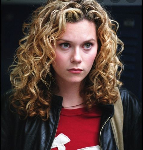 🏀one tree hill🏀 on Instagram: “Peyton❤️so beautiful ❤️ #onetreehill #oth #onetreehilltvshow #lesfreresscott #othcast #peytonsawyer #hilarieburton #love” Hilarie Burton, Peyton Sawyer, Tori Kelly, Medium Curly, Hair Brush Straightener, Tree Hill, One Tree Hill, Curly Hair Cuts, One Tree