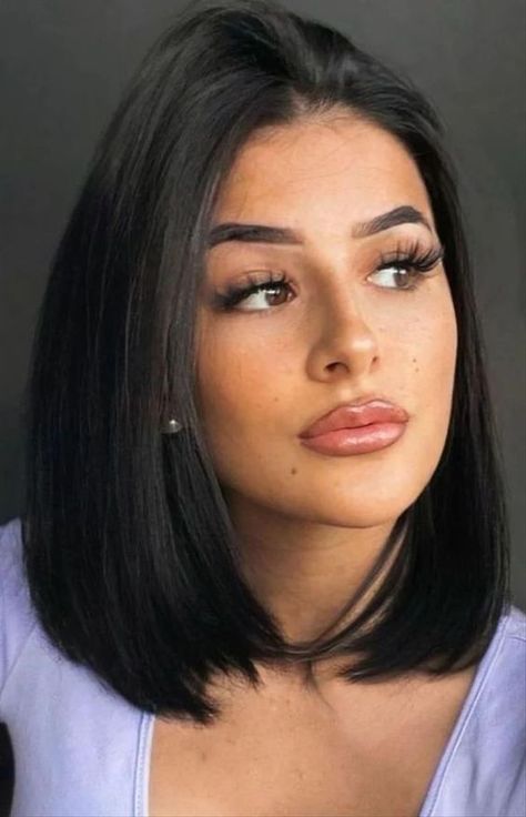 Medium Haircuts Black Women, 90s Supermodel Bob Haircut, Short Long Haircut, Short Black Hair With Layers, Black Medium Hair, Inspo Hairstyles, Short Hair Bob, Black Short Hair, Short Bleached Hair