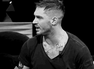 Tom Hardy's Chef — kinghardy: Tom Hardy offering Alan Carr a kiss... Tom Hardy Short Hair, Tom Hardy Hair, Tom Hardy Taboo Haircut, Tom Hardy Haircut, Long Crew Cut, توم هاردي, Tom Hardy Beard, Crew Cut Hair, Tom Hardy Shaved Head