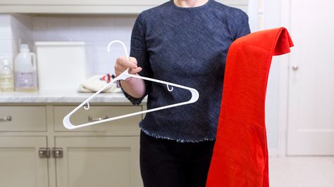 That lumpy pile on the floor of your closet is about to be transformed by this no-slip hanger trick. Hanging Pants, Pants Hanger, School Dress Code, Closet Hacks, Packing Hacks Clothes, Shirt Hacks, Creative Clothes, The Hanger, Pant Hangers