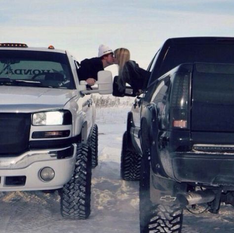 Josh and I have to do this with our trucks His and hers Couple Tumblr, Country Couple Pictures, Country Relationship Goals, Country Relationships, Video Sport, Cute Country Couples, Country Couples, Cute Couple Quotes, Goals Pictures