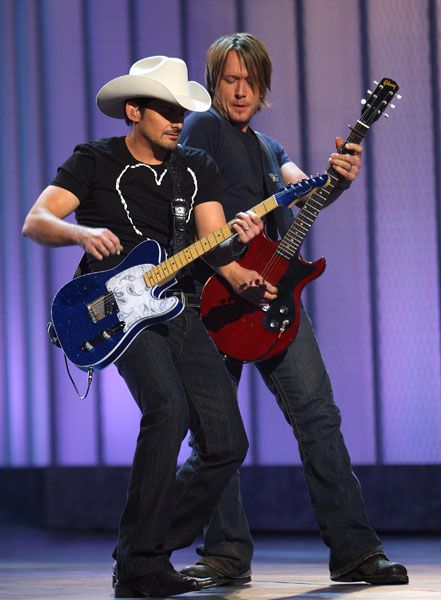 Brad Paisley & Keith Urban Brad Paisley Concert Outfit, Keith Urban Guitar, Country Girl Problems, Zac Brown Band, Lady Antebellum, Brad Paisley, Country Pop, Cma Awards, Country Music Quotes