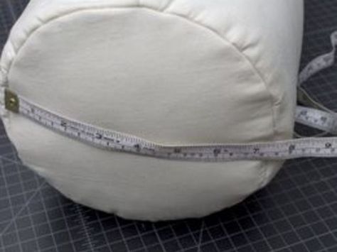 Measure the diameter. How To Make Piping, Cylinder Pillow, Diy Yoga, Creative Pillows, Bolster Pillows, Roll Pillow, Crochet Hook Set, Sewing Pillows, Round Pillow