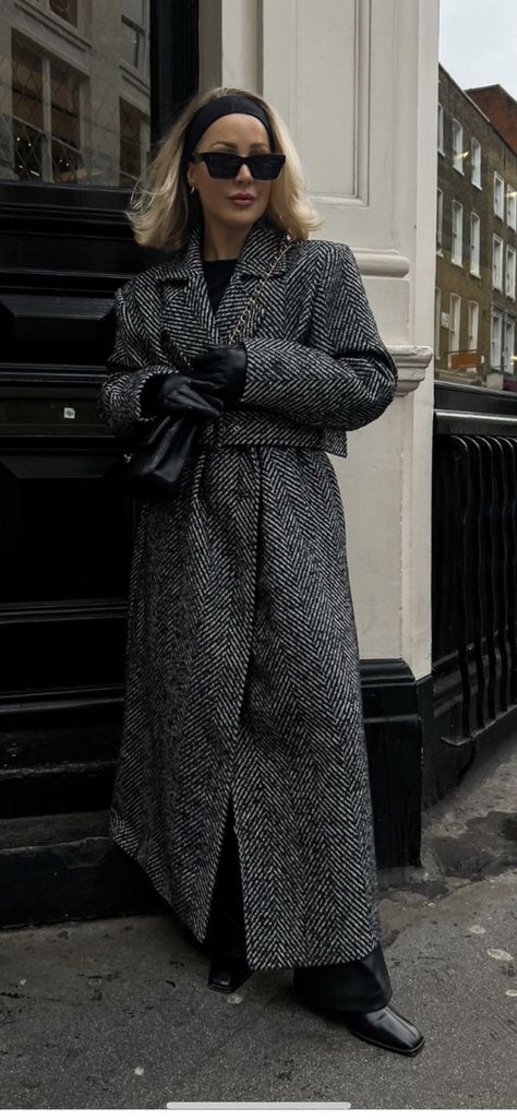 Long Check Coat Outfit, Long Tweed Coat Outfit, Herringbone Coat Outfit, Checked Coat Outfit, Tweed Coat Outfit, Boho Glam Fashion, London Fits, Long Tweed Coat, Winter Coat Outfits